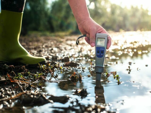 Verschiedene Wasserfilter-Tests